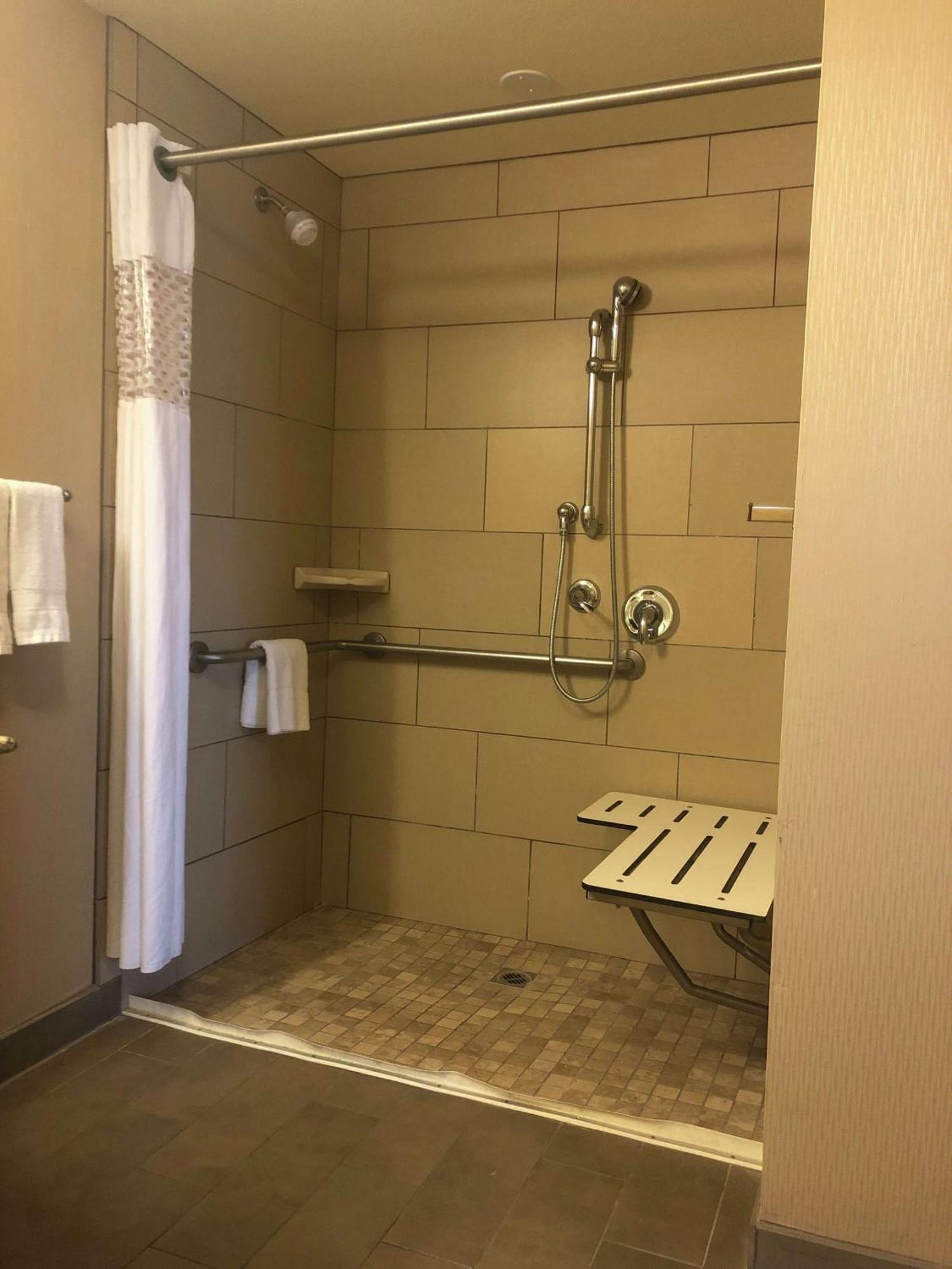 Hampton Inn & Suites Salinas Buitenkant foto